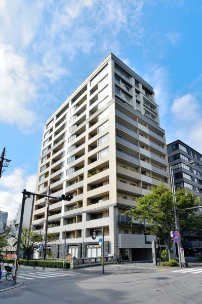 地下鉄京都市役所前駅徒歩1分、京阪線、阪急線も利用でき、京都の歴史ある街並みや生活の利便性もまとめて享受できる立地も魅力的です。平成16年建築、総戸数55戸、ペットの飼育が可能です。