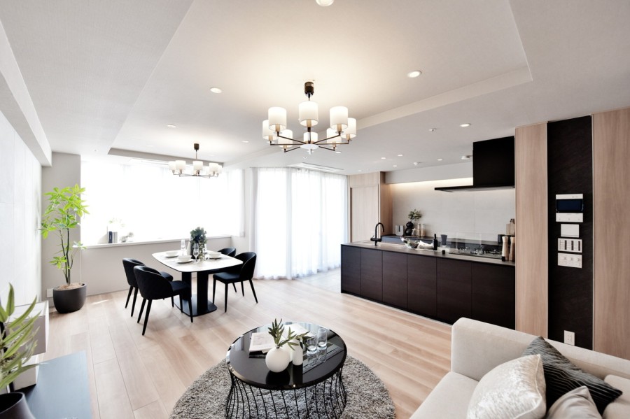 肌触りの良いフローリング材を使用し、ご自宅での開放的な時間を裸足で過ごしたくなるような快適なくつろぎの空間になりました。約20.7帖のLDKは、床暖房を完備していますので、冬も足元から暖かくゆったりと過ごすことができます。