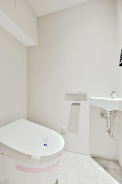 TOTO製ウォシュレット一体型のタンクレストイレ新規交換しました。清潔感あふれるシンプルな空間です。お手入れらくらくな機能、汚れのつきにくい素材を使用しており、いつも清潔な空間を保てます。