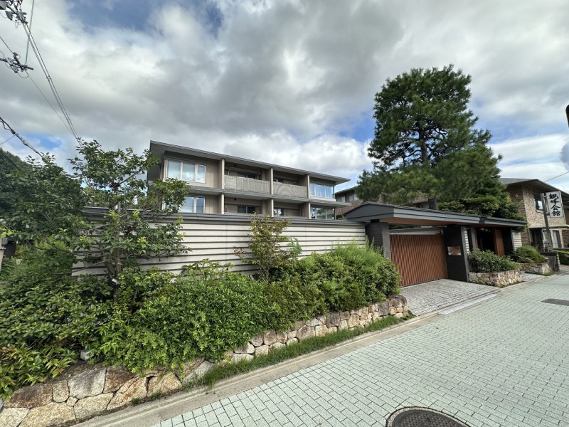 京都の街になじむ和テイストを取り入れた風格ある3階建ての低層レジデンスです。平成27年建築、総戸数28戸、ペット犬猫あわせて2匹まで飼育可能です。地下鉄東西線東山駅徒歩13分です。