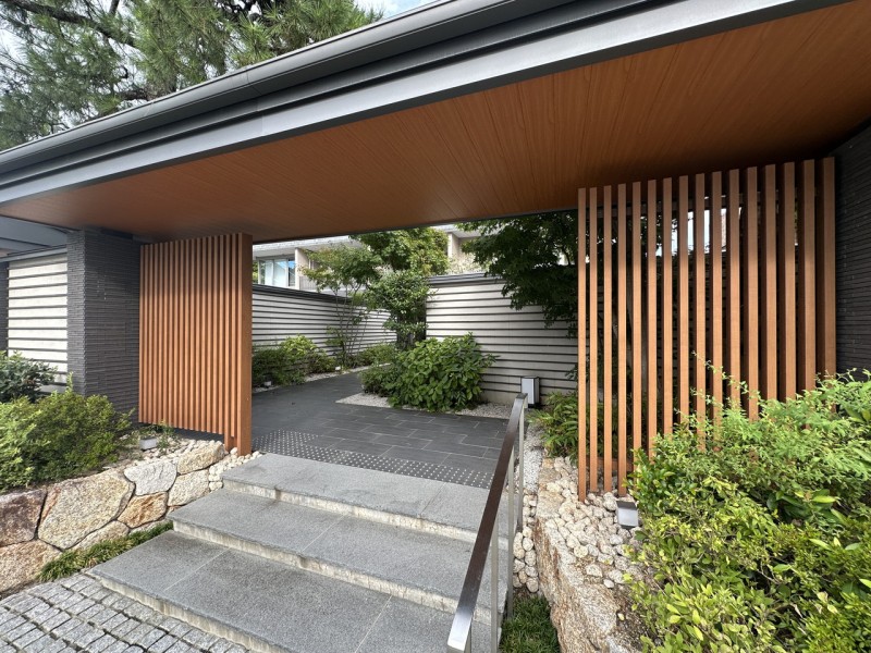 平安神宮、京都市京セラ美術館、京都国立近代美術館など京都の歴史や文化に触れる岡崎エリアです。重厚感ある格子のエントランス、整えられた植栽が目を引きます。