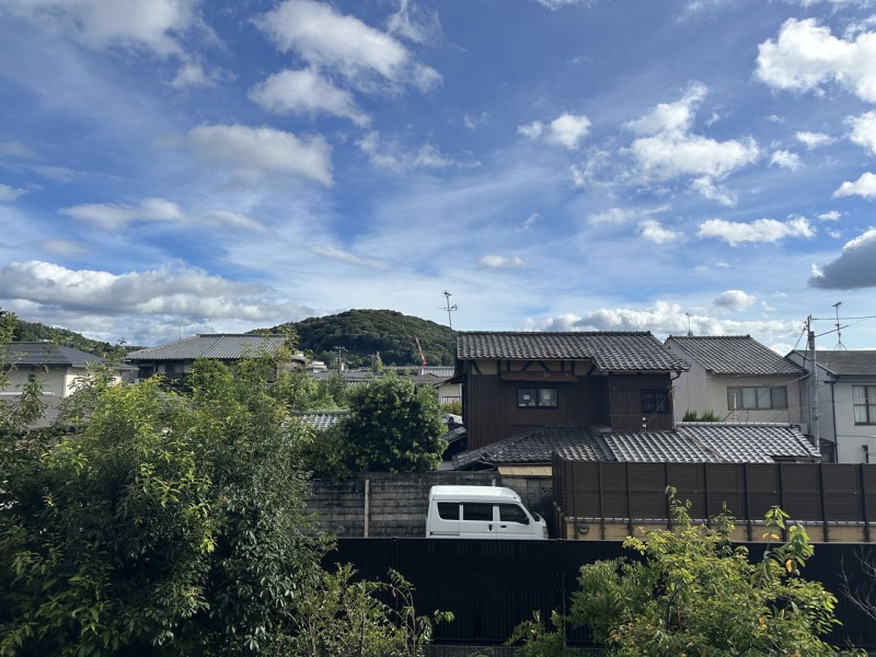 2階部分の南向きで陽当たり・眺望良好です。周辺は第1種低層住居専用地域の静かな住宅地です。京都の歴史や文化を堪能できる立地ですので、休日の散策も楽しんでいただけます。