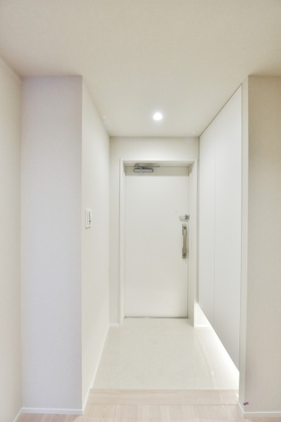 .フットライトが優しく足元を照らし、明るい色合いで統一された内装で、ゲストや家族を迎え入れてくれる玄関です。人感センサーライトを設置していますので、遅い時間のご帰宅や手がふさがっている時でも自動点灯で安心です。