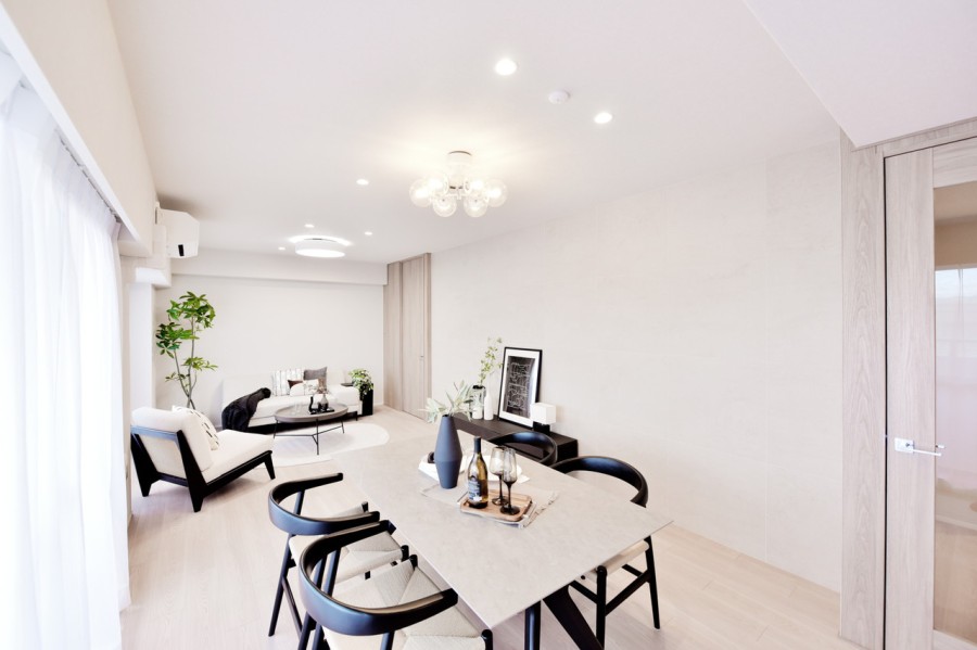 3LDKから2LDKに間取り変更を行い、ゆったりとした約18帖のLDKにしました。烏丸御池駅から5分と、駅からの距離も近く、休日のお出かけや散策にも便利な立地です。セカンドハウスとしてもご利用の方にもおすすめです。