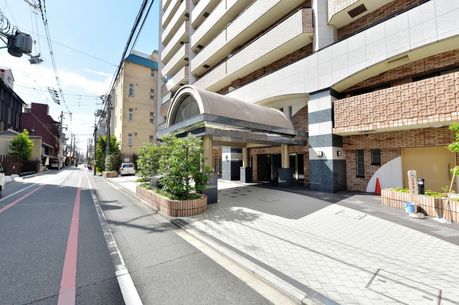 車寄せがあり、ゆったりとしたエントランスです。雨の日の乗り降りや、大きなお荷物があるときなども乗り降りしやすく便利です。近隣には生活施設も充実しており、毎日のお買物も便利です。