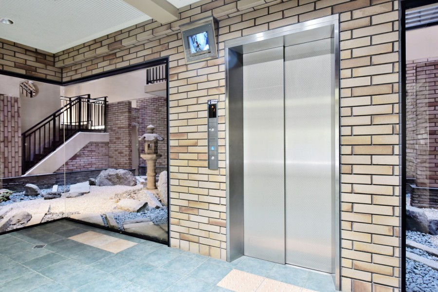 エントランスホール、エレベーターホールの先には古都の趣を感じる中庭が広がります。管理体制もしっかりしており、共用部もいつもきれいに保たれています。