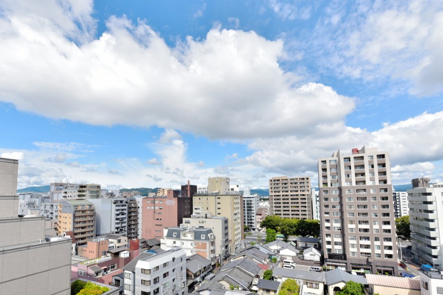 .最上階11階部分の北西角住戸ですので、通風・眺望良好です。周囲に高い建物がなく、開けた景色をお楽しみ頂けます。大きな空と京都の歴史や文化を感じさせる街並みを堪能できる眺めが広がります。