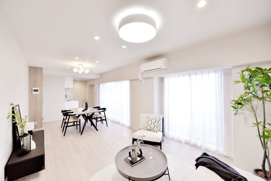 横長のリビングで家具の配置もしやすくなっています。室内はフルフラット設計になっておりますので、段差もなく、小さなお子様からご年配の方まで安心してお住い頂けるお部屋です。エアコン1基設置済みです。