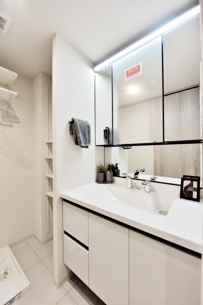 朝の慌ただしい時間も、入浴後の穏やかな時間もゆったりと過ごせるパウダールームです。三面鏡裏やキャビネット収納が充実しており、小物類もきれいに整頓出来ます。タッチレススイッチ採用で、手を触れずに照明をonoffできるので清潔に使用できます。