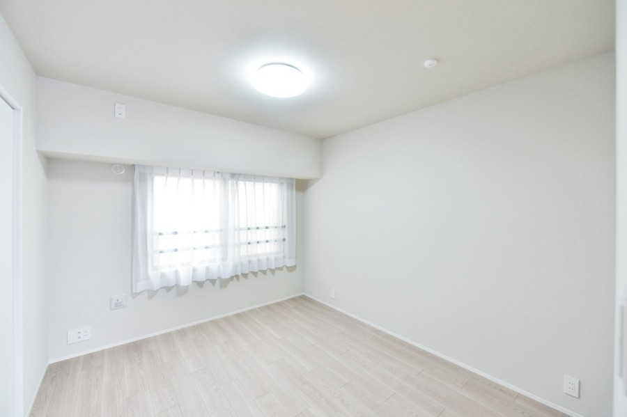 洋室1(約6.0帖)はリビングインのお部屋で、家族の気配を感じながらもしっかりと自分らしい時間を確保できるプライベートスペースです。シンプルな内装なので、お好みのインテリアや小物で空間を演出できます。