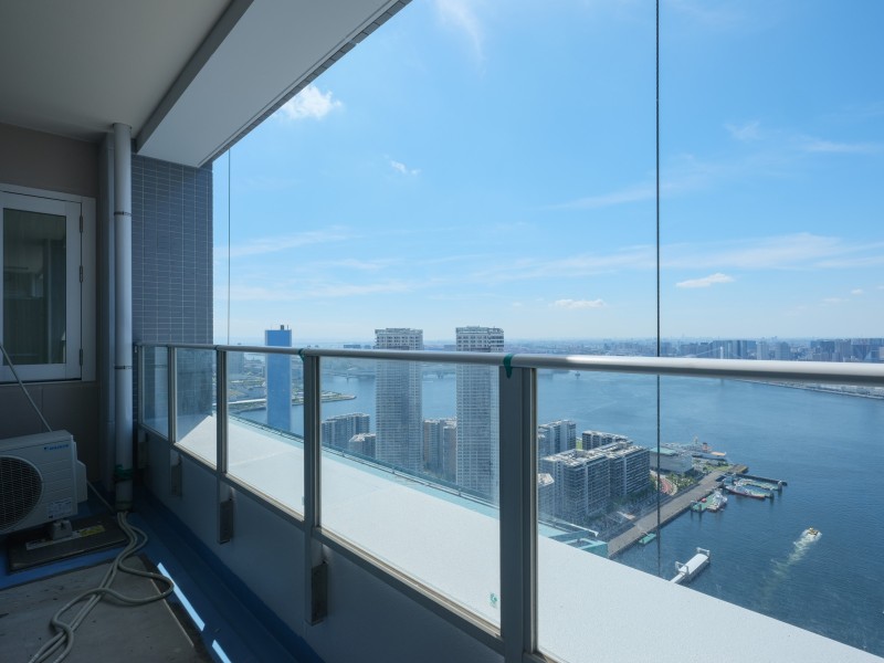 空へと繋がるスマートなビル群のシルエットに都心の刺激 を間近に感じながらも、青々とした空を眺めリラックスできるバルコニーです。