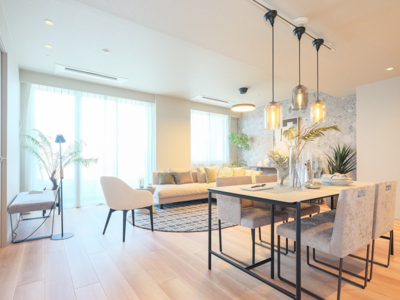 全体を柔らかな色彩のトーンでまとめ、上質で落ち着いたホテルライクな空間を演出した内装を施しました。窓から注ぐ光に満たされた心地よいリビングダイニングキッチン(約26.0帖)です。