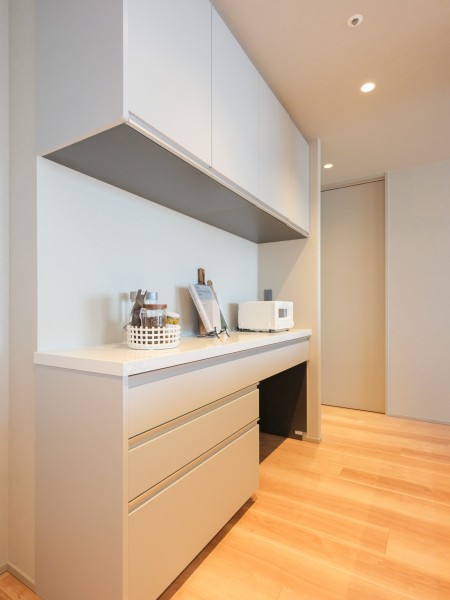 背面にはキッチンとお揃いのカップボードがあります。家電や食器等の収納に便利で、キッチンをスッキリとお使いいただけます。