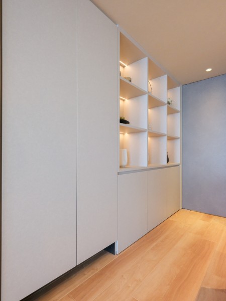 キッチン横にはオープンタイプの棚を設置しました。間接照明が暖かく、スタイリッシュにインテリアを照らし、洗練された空間に仕立てます