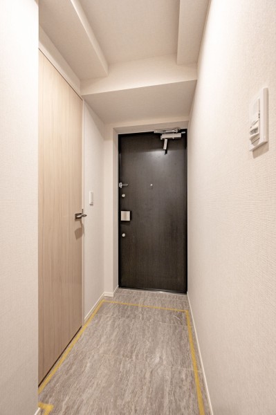 ホワイトのクロスとブラックの建具が格調高い空間となっております。ゆとりのある広さがゆったりとお使いいただくことができます。シューズインクローゼットがあるため、靴を収納することが可能です。