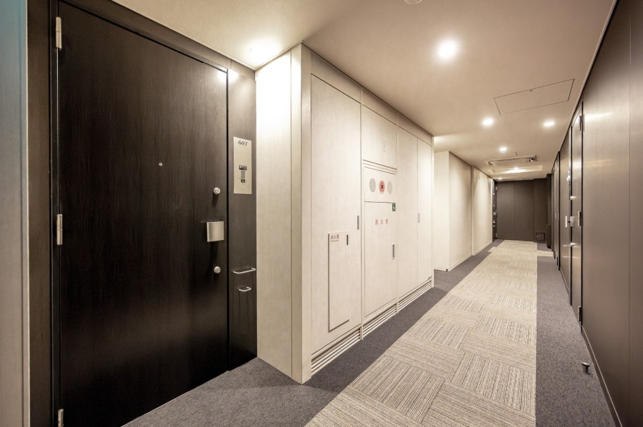 重厚感のある玄関扉は、高級感のある共用部をより格式高空間としております。住友不動産旧分譲シティハウスシリーズでタッチ式ダブルオートシステムを採用しており、内廊下設計で防犯がしっかりしております。