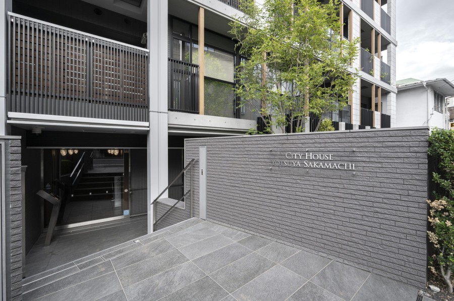 ダークトーンがアクセントとなっており、四谷坂町の趣ある住環境と調和しているエントランスです。お手入れの行き届いた植栽から、管理が行き届いていることを感じられる共用部分です。