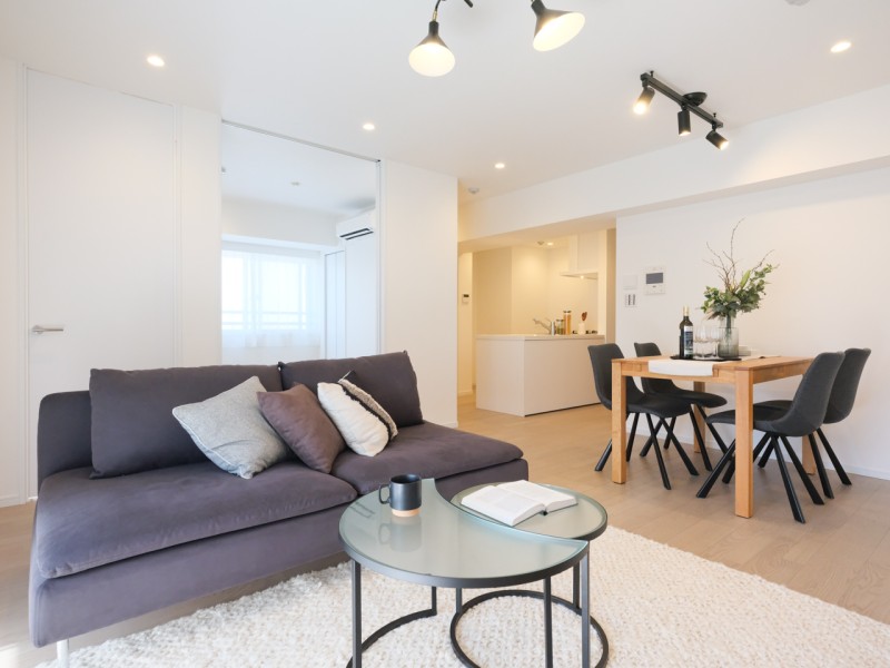 採用した素材を引き立てつつ、統一感も大事にした、丁寧にこだわったリノベーションを施しました。柔らかな表情を生むフローリング素材を採用し、心地よい時間を紡ぎ出す居住空間です。