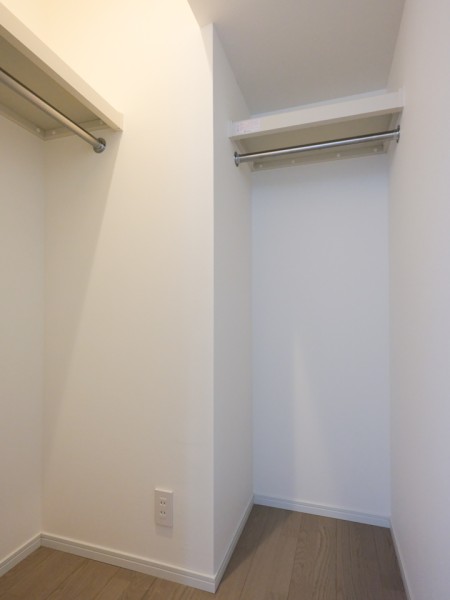 洋室1にはウォークインクローゼットがあります。かさばりやすいアウターやオフシーズンの家電などはたっぷり収納し、居室部分を広々とお使いいただけます。