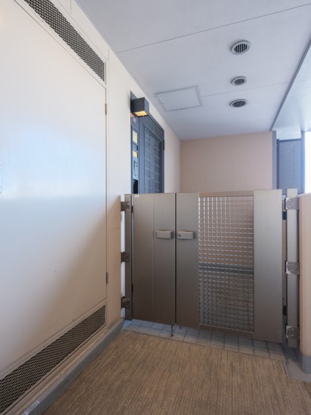 約3m²のポーチ付きのお部屋です。玄関扉と共用廊下の距離が保たれているので、プライバシーを守ることができます。