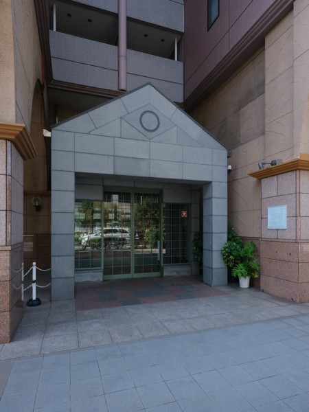 洗練されたヨーロッパ風のデザインが印象的な外観が魅力のマンションです。24時間有人警備で、充実したフロントサービス(一部有償)も揃っており充実したビッグコミュニティマンションです。