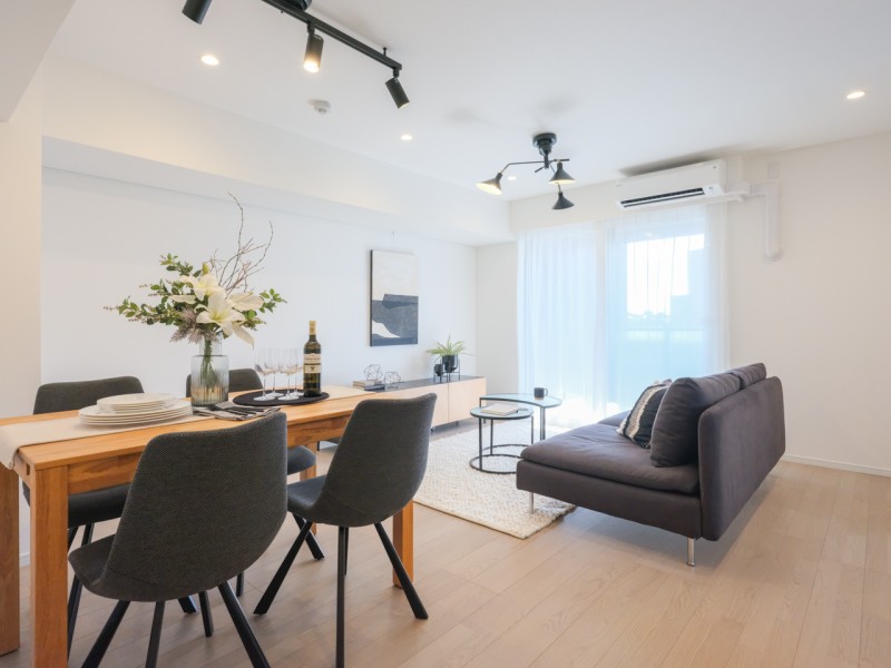 南西角部屋のお部屋は、明るさと豊かさが同居した住空間です。意匠を巡らせ、住まう方が快適な暮らしを送っていただけるよう上質な素材を採り入れた品格のあるお部屋です。