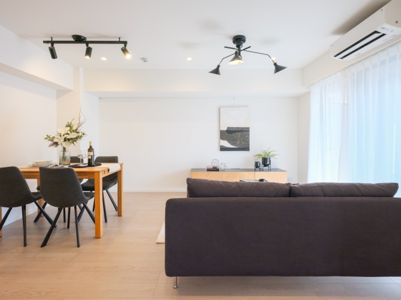 LDには床暖房が敷設され、大切なペットも一緒に、ご家族みなさまが一年中快適にお過ごしいただけます。ピクチャーレールも設置したので壁を傷つける心配なくお気に入りのアイテムを飾りインテリアを楽しめます。