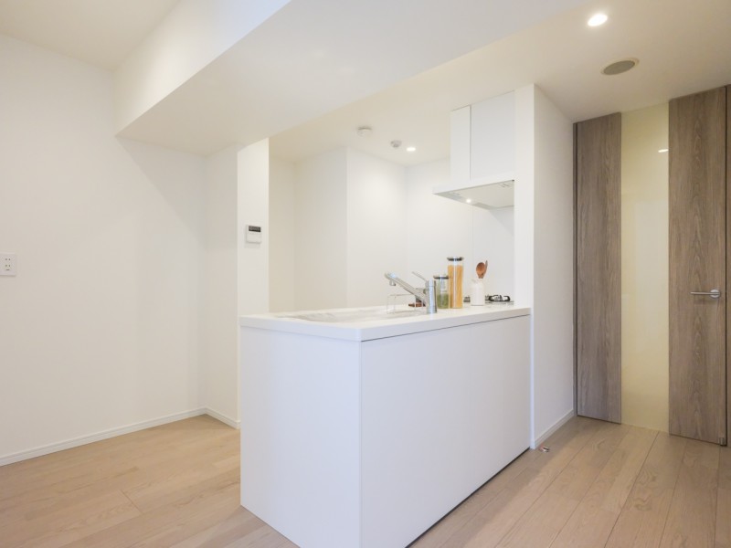 清潔感漂う、お部屋に溶け込む柔らかなホワイト基調のキッチンを新規交換しました。機能性やデザイン性だけでなく、「居心地」も良いスペースです。