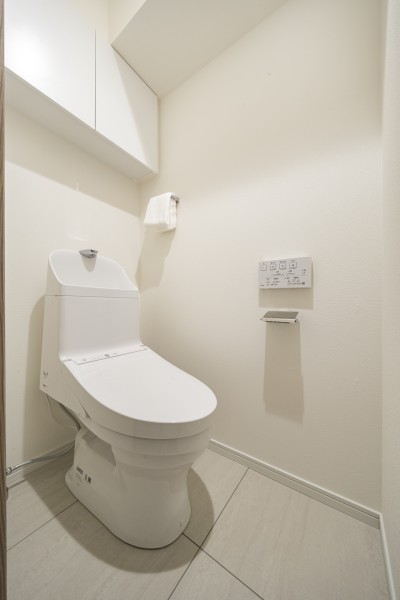 シンプルで安らぎが宿るレストルームです。ウォシュレット一体型のトイレは、お掃除の手助けをしてくれる便利機能が搭載されています。