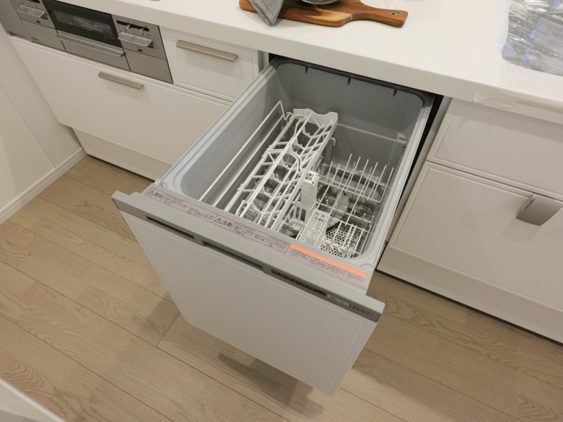 ◆食器洗浄機◆家事の時間を短縮できる優れもの。さらに節水・節約を同時に行うことができるので、人気があり重宝します。