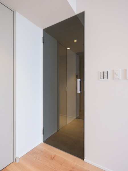 LDへ続く扉は、ガラス扉を採用いたしました。デザイン性が高く、開放感を感じることができます。また、ドアを開けずに中にいる人の気配を感じることができるため、開閉時にぶつかる事故を防ぐことができます。