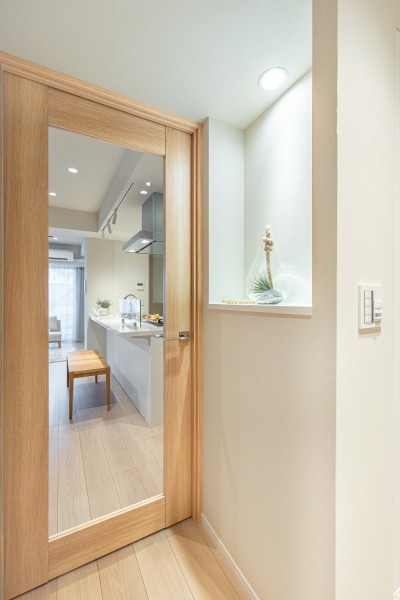 廊下部分にはカウンター収納があり、ご家族の写真やインテリアを飾ることも可能。自由な空間づくりが楽しめます。