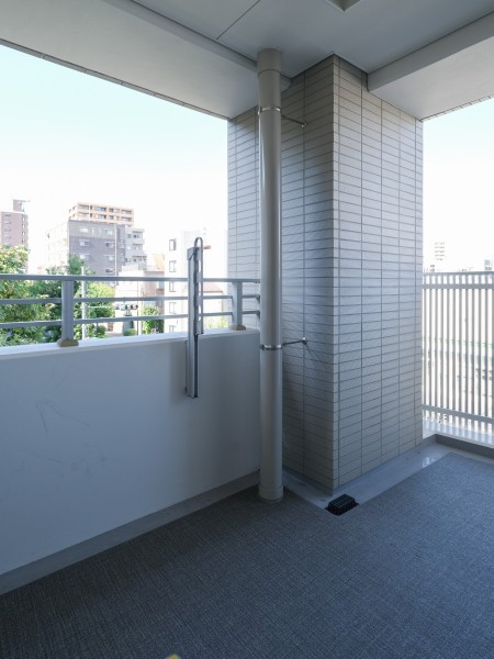 心地よい陽光を取り込み、空間をゆるやかに紡ぐバルコニーです。奥行があるので、プライバシーにも配慮されています。