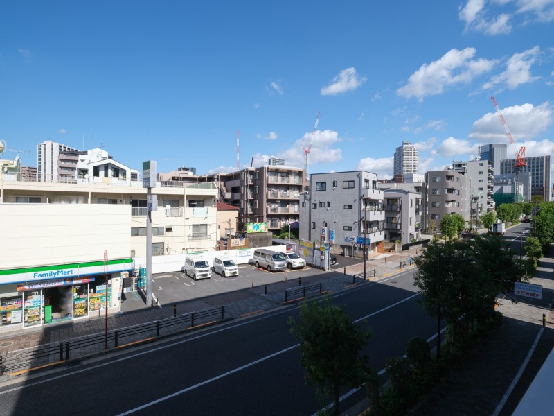 見上げると青々と広がる空を望めます。清らかで穏やかな時間が流れ、明日への活力を養うことができる眺望です。