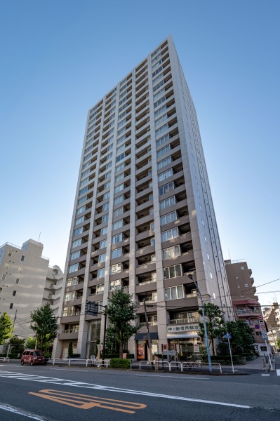 優しく落ち着いたトーンの外観は、ナチュラルで温かみを感じることができます。新宿山吹町の街並みに調和しております。徒歩10分圏内に駅が2駅あり、利便性に優れたマンションです。