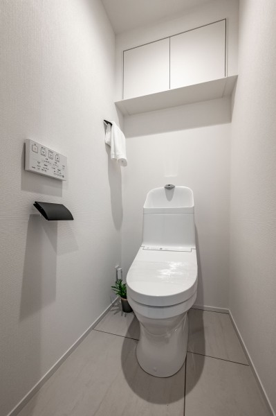 洗練されたモダンなレストルームは、ゆとりがあり落ち着くことができます。吊戸棚があり、日用品を収納することができるため広くお使いいただけます。