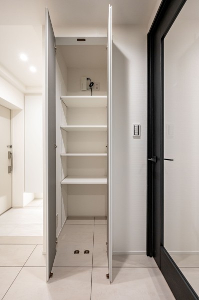 ホールには奥行きのある収納棚があり、掃除用具や使用頻度の低いアイテムなど収納することが可能です。可動式の棚のため、高さをご自身のお好みの高さへ調整ができます。