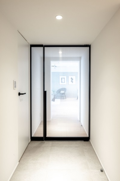 LDKの扉には、極限まで無駄を削ぎ落としたシャープなデザインと、光を取り込み開放感を生み出す高いデザイン性が魅力のRaikiの扉を採用いたしました。ラグジュアリーな透け感で気持ちを高揚させてくれます。