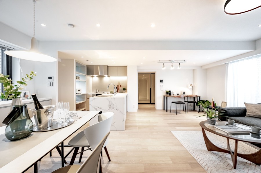 約22.5帖の広さがあるLDKは大型家具を設置したり、ご家族やご友人が集まっても広々とお使いいただけます。大きな窓からたっぷりと陽光を取り込み、優しくお部屋を照らします。