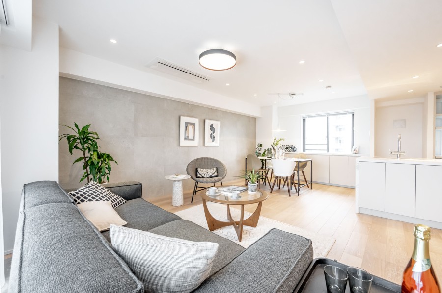 ホワイトのクロスとうっすらと積もる雪のような美しいホワイトカラーのフロアー材が気品溢れる空間となっております。LDに床暖房を設置しているため、どんな季節でも快適にお過ごしいただけます。