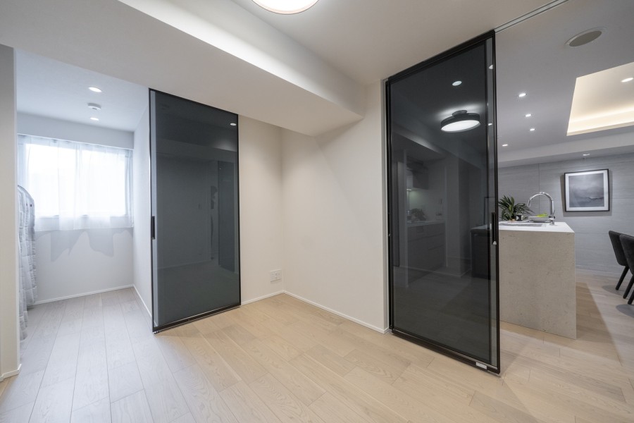 約5.3帖のサービスルーム(納戸)からリビング、ウォークインクローゼットへとつながる扉はコンフォート製のガラス扉を採用し、よりスタイリッシュな空間へと仕上げています。