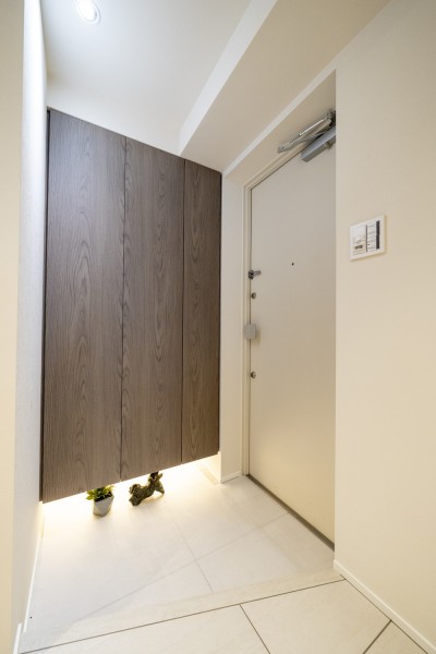 玄関には大容量のシューズボックスを設置いたしました。人感センサー付きのため、いつでも明るい空間が居住者様のお帰りを出迎えてくれます。