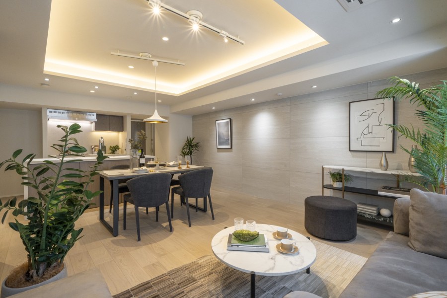 LDの天井を折り上げ天井に変更し、より開放感と広がりを感じられる空間へと生まれ変わりました。優しい色合いのフローリング材や建具、アクセントクロスを取り入れ、心安らぐ住まいに仕上げています。