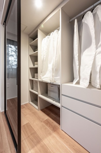 洋室1にはウォークインクローゼットとキュビオスがあります。扉はガラス扉となっているため、お洋服や小物を把握しやすく、見せる収納を楽しめます。閉塞感を感じづらいのも特長です。