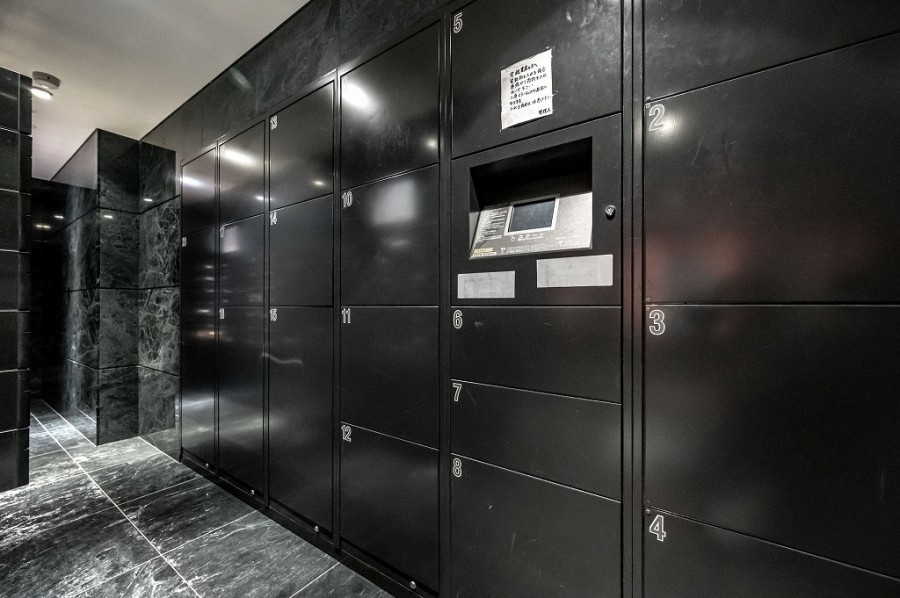 ◆宅配ボックス◆24時間いつでも荷物受け取りが可能。プライベートの時間を邪魔されず、配達時間も気にせず過ごすことができる便利な設備です。