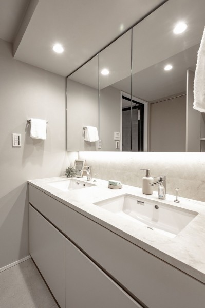 洗面化粧台はお出かけ前の混雑時に嬉しい2ボウルです。ご家族と準備時間が重なっても快適にお過ごしいただけます。三面鏡裏や足元に収納棚があるため、身支度グッズを洗面室に収納できます。