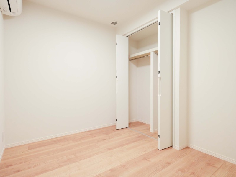 サービスルーム(納戸)は廊下からアクセスするプライベートルーム。クローゼットがあるので、室内を余すことなく使えるよう、住まう人を思った工夫が施されたお部屋です。