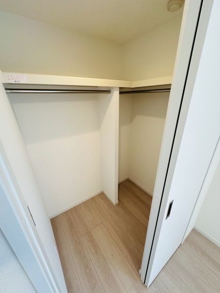 ウォークインクローゼットには、衣類はもちろん、かさばりやすいアウターやオフシーズンの家電などをたっぷり収納できます。