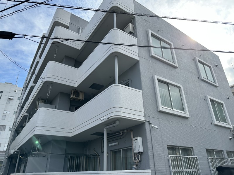 3駅6路線利用可能、お買い物にも便利で利便性良好です。2020年共用部大規模修繕工事実施済みで管理体制良好のマンション。新耐震基準適合です。