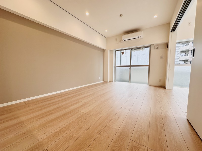 南東向きのリビングにはたっぷりと陽光が注がれます。リビングの壁にはアクセントクロスを施し、気品と洗練を纏った居住空間に仕上げました。素朴さと、どんなインテリアも受け止める柔軟性が魅力です。